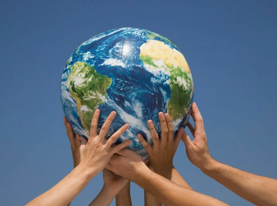 Условия для жизни на планете. Земной шар в руках человека. Планета в руках человека. Мир в руке. Глобус в руках.